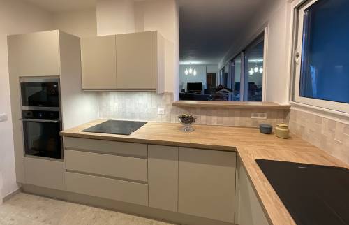 Cuisine rénovée à Châtenay-Malabry avec l'ouverture vers le séjour