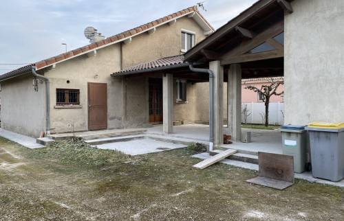 Avant : le préau ouvert, accolé à la maison