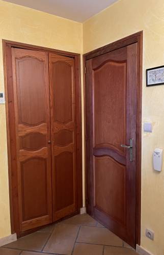 La porte des WC a été élargie. C'est quasiment invisible depuis l'extérieur ! 