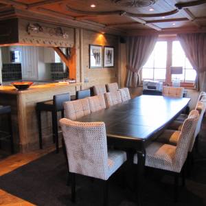 Décoration de la salle à manger d'un chalet savoyard