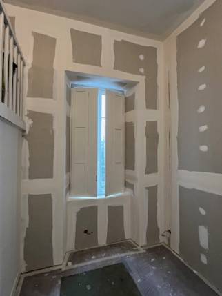 Travaux d'isolation et doublage de cloison lors d'une rénovation d'appartement - Nantes 44