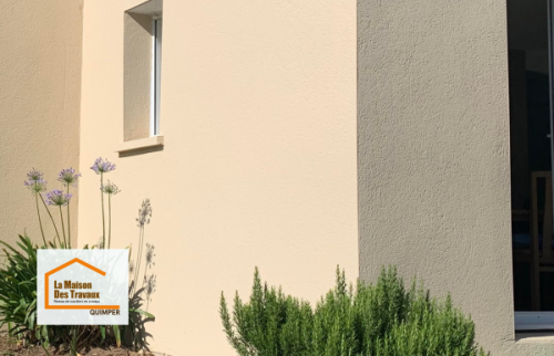 Détail des finitions d’un ravalement de façade à Quimper : enduit lisse, teinte homogène et traitement durable des murs extérieurs.