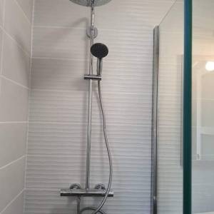 Agrandissement, rénovation et décoration d'une petite salle d'eau - CELINE JOUVANCEAU - La Maison Des Architectes