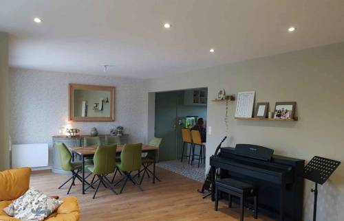 séjour rénové avec vue sur la cuisine