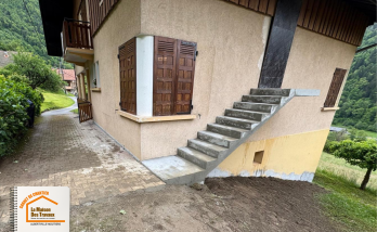 projet escalier sur-mesure Queige, travaux techniques escalier intérieur, escalier sans structure apparente, escalier contemporain Queige, accompagnement courtier travaux