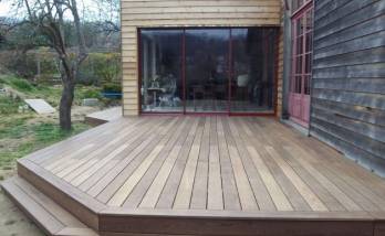 Terrasse en frêne devant baie vitrée latérale extension bois - La Chapelle-sur-Erdre - 44240 - 