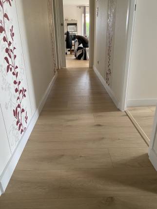 Pose d'un revêtement de sol stratifié imitation parquet dans une maison rénovée - Montauban 82000