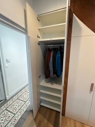 Penderie dans un placard aménagé sous l'escalier - Nantes 44
