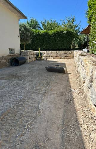 Travaux de structuration du terrain intégrant le drainage et la stabilisation des sols pour un aménagement pérenne.