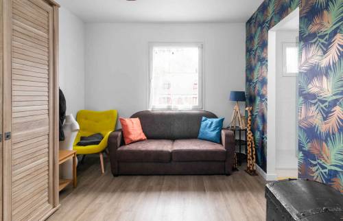 salon moderne coloré avec une tapisserie design