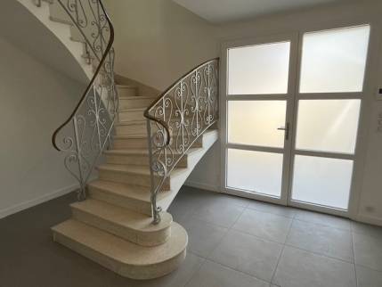 Nouveau carrelage à grands carreaux gris dans une maison rénovée - Nantes 44