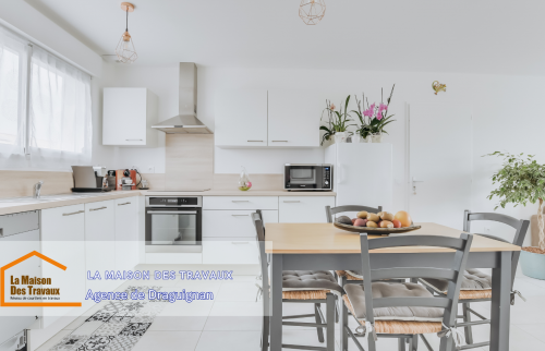 Une vue d'ensemble de l’espace de vie rénové. Le carrelage, posé avec soin, et les finitions murales donnent un aspect moderne et élégant à cet intérieur.