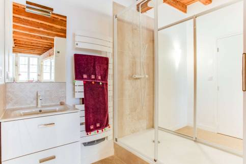 Une salle de bains ouverte dans un appartement loft dans les tons clair et matériau haut de gamme Lyon 5ème arrondissement