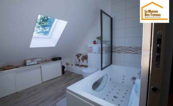 alle de bain sous comble avec baignoire remous