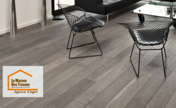 Un sol moderne en PVC posé par des artisans qualifiés à Agen, apportant élégance et confort à ce salon rénové.