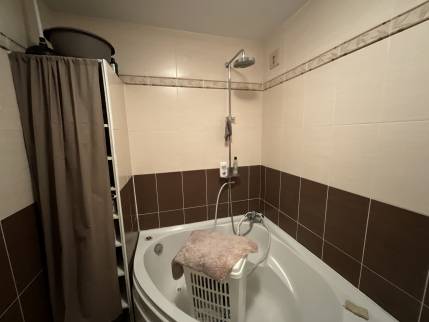 Salle de bain avec baignoire