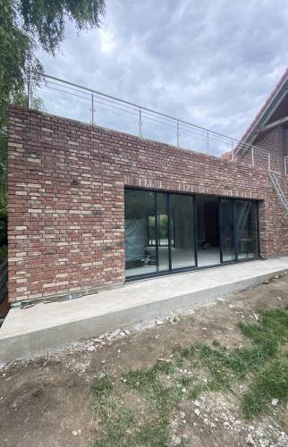 Fabrication sur-mesure d'une large baie vitrée coulissante en aluminium