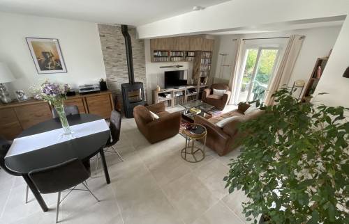 Rénovation de séjour - blanc, bois, noir, briquettes