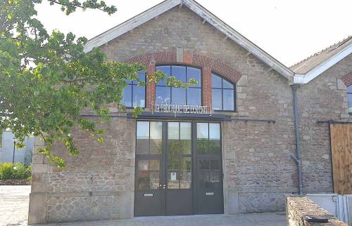 Transformation d'un hangar en commerce et loft proche Saint-Malo