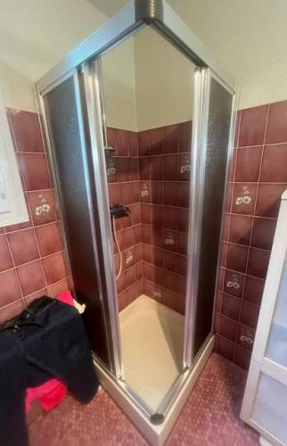 Salle de bain avant rénovation rouge bordeaux