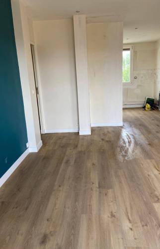 Pose d'un revêtement de sol souple imitation parquet dans appartement en rénovation - Bouc-Bel-Air (13)