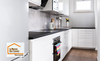 Rénovation complète de cuisine au Mas-d’Agenais (47430) avec installation de meubles modernes, plan de travail et optimisation de l’espace par un courtier en travaux à Agen.