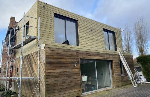 Mise en place isolant et bardage bois 