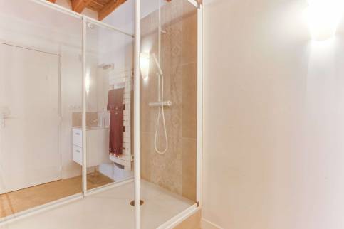 Une salle de bains ouverte dans un appartement loft dans les tons clair et matériau haut de gamme Lyon 5ème arrondissement