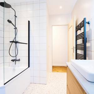 Salle de bains rénovée sous pente à Bédée avec baignoire – Marie Gautier