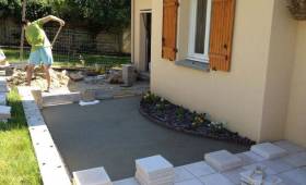 Travaux de décaissement et préparation du sol avant la pose d'une terrasse à Fouquières-lès-Lens (62740)