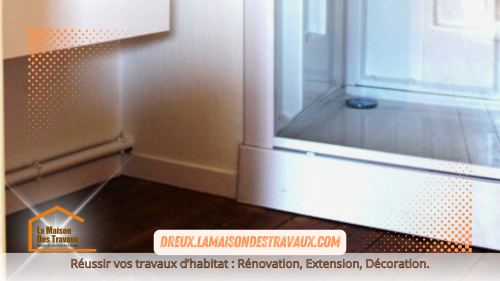 Après les travaux :** Transformation réussie avec un espace lumineux, isolé et décoré avec un parquet en bois massif, offrant un charme unique