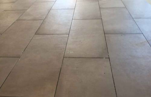 Carrelage au sol et habillage d'un bar en carreaux ciment, Maison Lyon Ouest