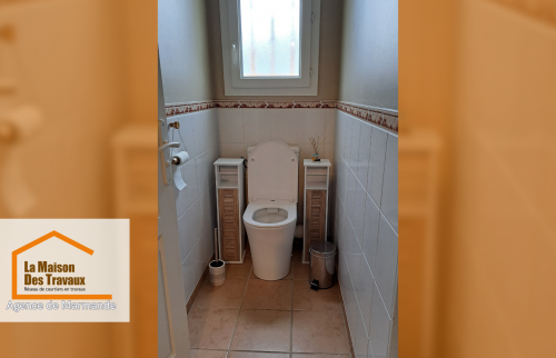 Toilettes rénovées à Seyches : Des WC modernisés avec une décoration sobre et fonctionnelle, parfaits pour un intérieur harmonieux.
