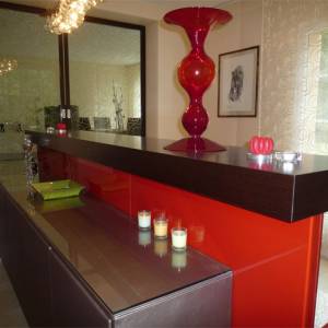 Rénovation maison 250 m², Jouy-en-Josas - Création sur mesure du bar en verre