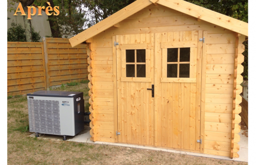Chalet en bois abritant le système de chauffage de la piscine
