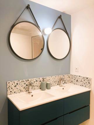 Salles d'eau en bleu, villa située dans les monts d'or