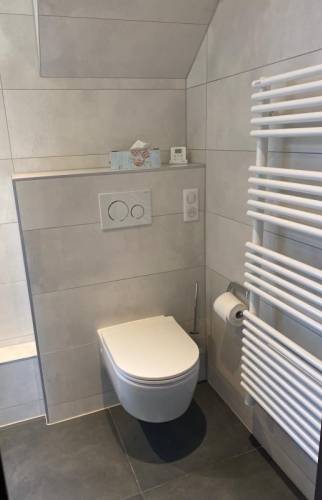 Toilettes suspendues, carrelage à Saint Louis