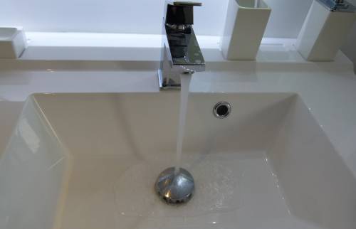 détail robinetterie meuble double vasque de seconde salle de bain résidence secondaire - Crozon (29160)