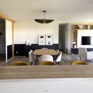 Salle à manger avec touches dorées et noir intemporel