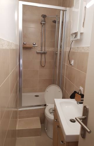 salle d'eau rénovée par les courtiers en travaux