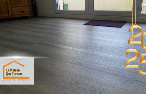 Gros plan sur le parquet de haute qualité, parfaitement posé, combinant esthétique et durabilité.