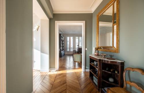 Ambiance lumineuse et apaisante grâce à un lustre en cristal.