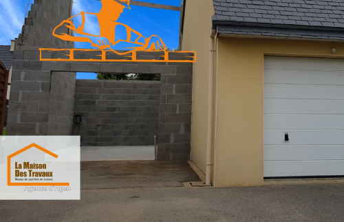 Bon-Encontre - Construction de garage 🛠️ Début des travaux pour une extension en parpaings, intégrée harmonieusement à l’existant. Projet suivi par des experts.