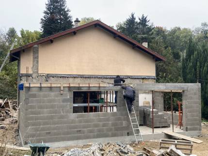 Travaux de Maçonnerie pour une réaliser une extension sur 2 niveaux, maison à Fontaines Saint Martin (69270) : élévation en cours avec chainage 