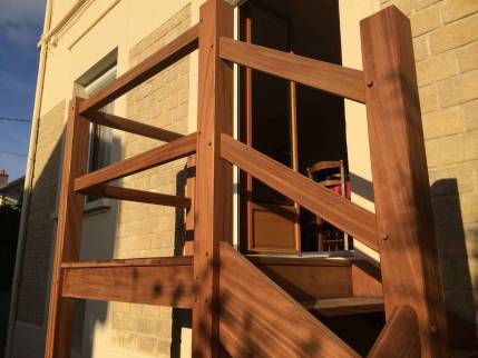 Pose d'un escalier extérieur à Caen (14000)