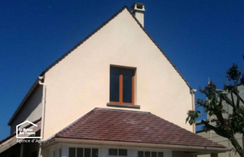 Avant-après d’un ravalement de façade près d’Agen : pignon en briques transformé par un enduit extérieur clair.