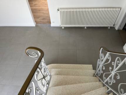 Carrelage à grands carreaux dans une maison rénovée - Nantes 44