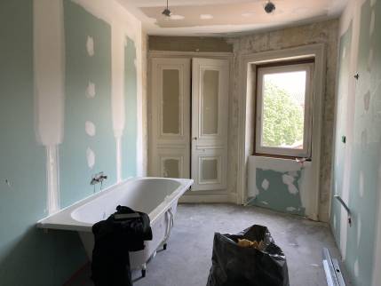 Rénovation complète d'une salle de bains, carrelage imitation marbre blanc et peintures bleu gris, vue en cours de travaux