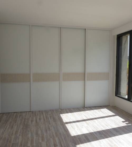 Pièce dressing après rénovation et ppose  baies vitrées coulissantes - Conflans-Sainte-Honorine - 78700 -