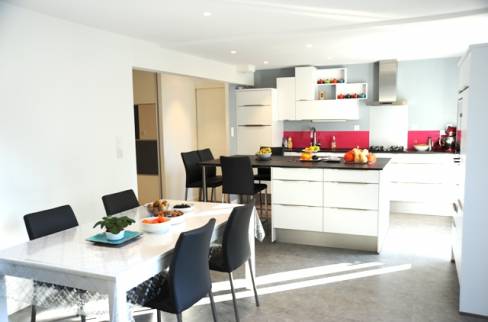 cuisine ouverte avec îlot central